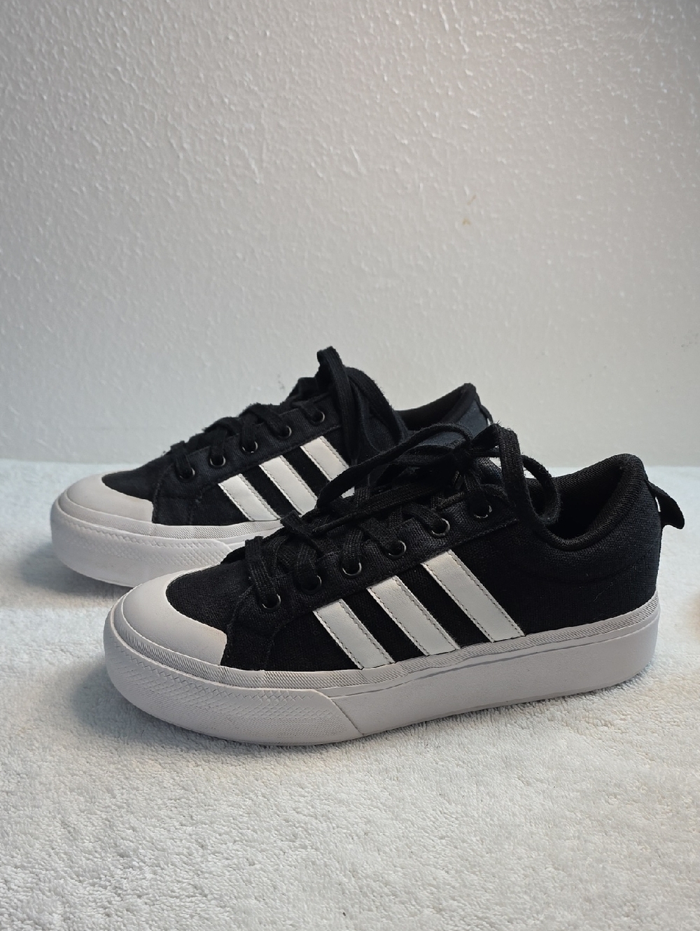 Adidas Bravada 2.0 Ladies 8 Black Low-Top Canvas Sneakers with White Accents Guc